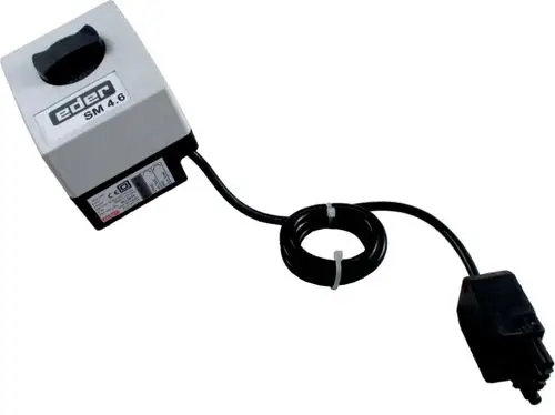 Sekundärluftklappenmotor mit Kabel und Stecker, abgebildet auf weißem Hintergrund. Eder-Marke sichtbar, für den Einsatz in Heizsystemen.